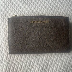 Michael Kors Elegant Brown Clutch